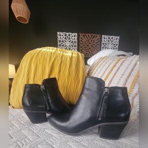 Frye Black Leather Ankle Booties Size 9.5